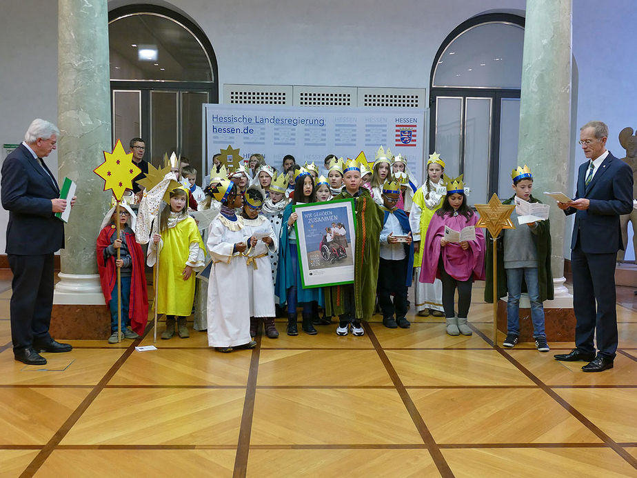 Naumburger Sternsinger zu Besuch beim Hessischen Ministerpräsidenten Volker Bouffier (Foto: Karl-Franz Thiede)